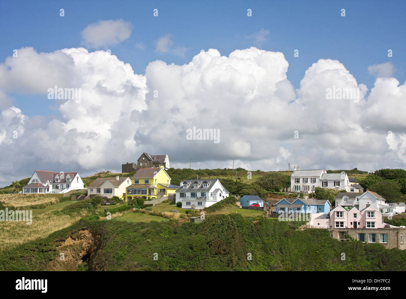 Dramatischen Wolkenformationen über dem Dorf befindet sich auf einem Hügel. Stockfoto