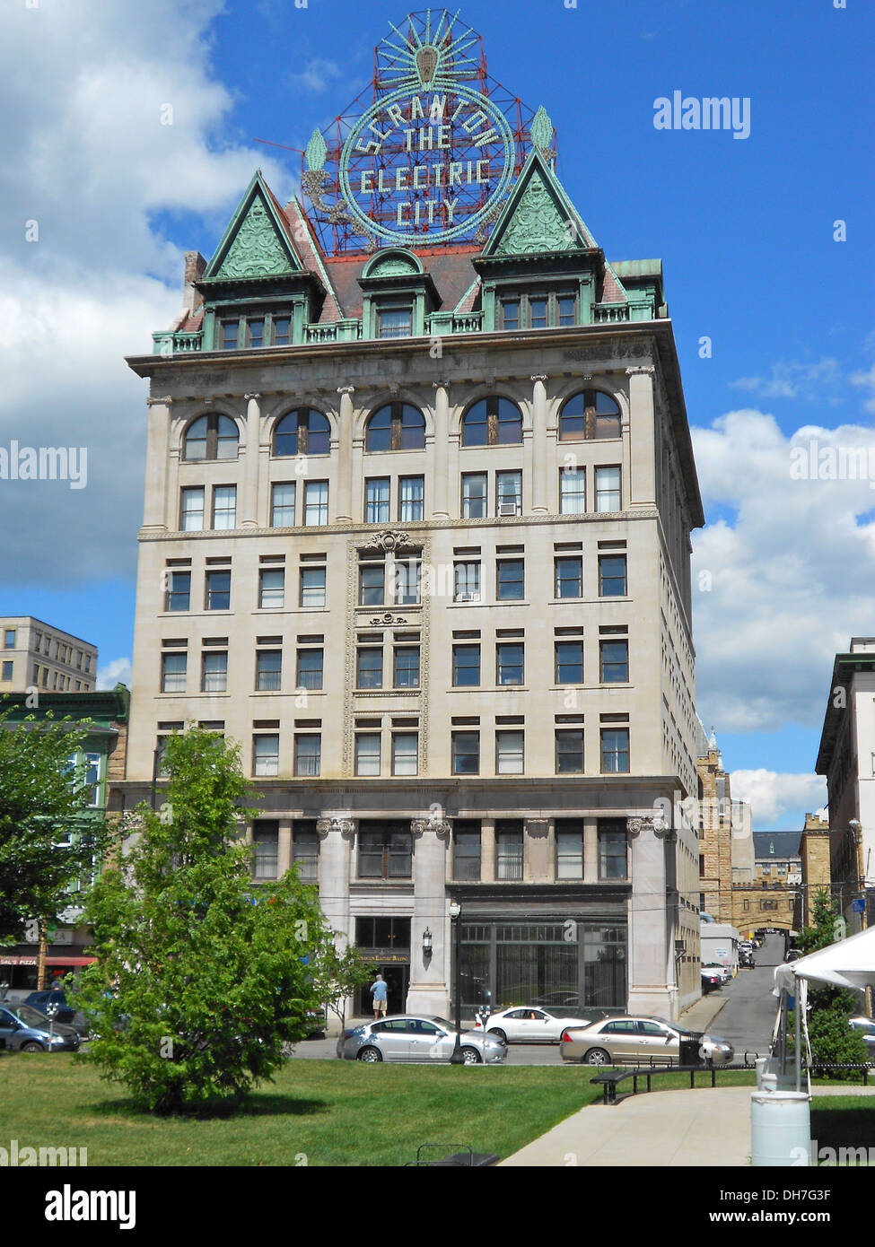 Gebäude in Scranton, Lackawanna County, Pennsylvania. Dieses Gebäude ist auf dem Gerichtsgebäude Platz und ist berühmt für die "Electric City" Schild auf dem Dach Stockfoto