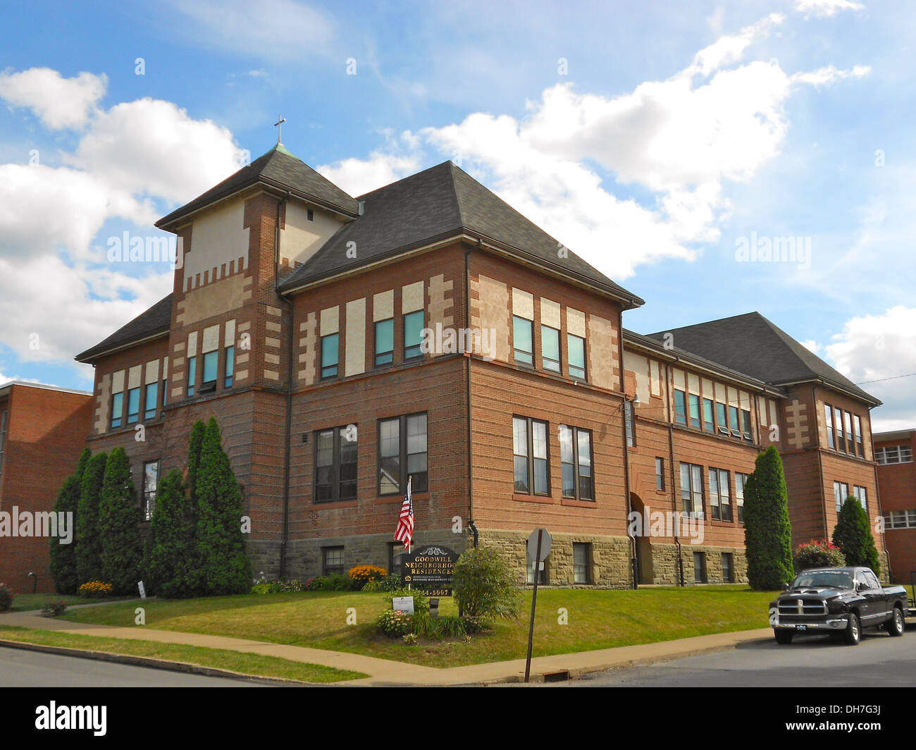 Die Roger Williams Public School No. 10, die 1997 in das National Register of Historic Places aufgenommen wurde, befindet sich an der 901 Prospect Avenue in Scranton, Pennsylvania. Die Schule ist heute Teil von Goodwill Industries und bewahrt die historische Struktur. Stockfoto