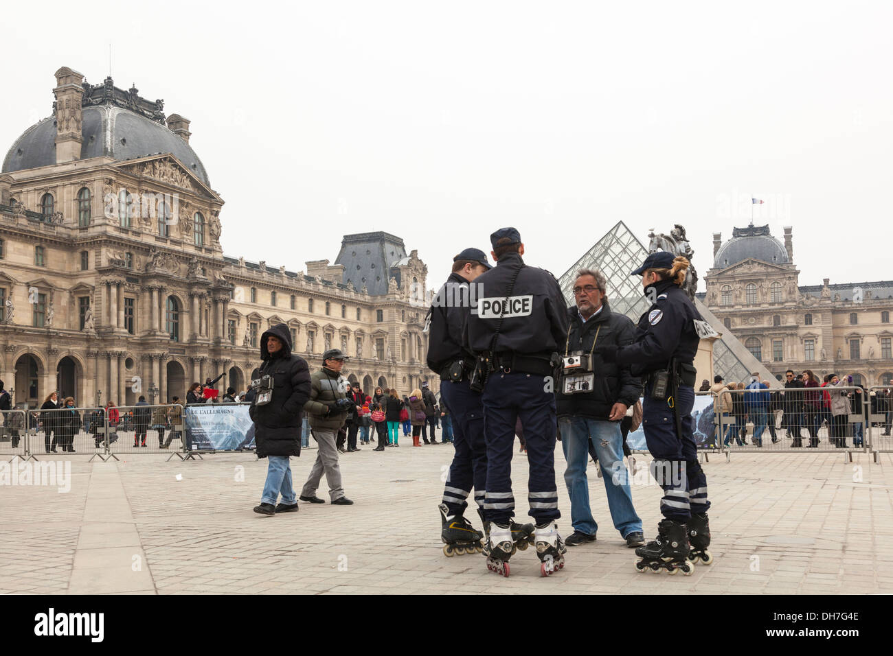 Französische Polizei draußen vom Louvre, Paris, Frankreich Stockfoto