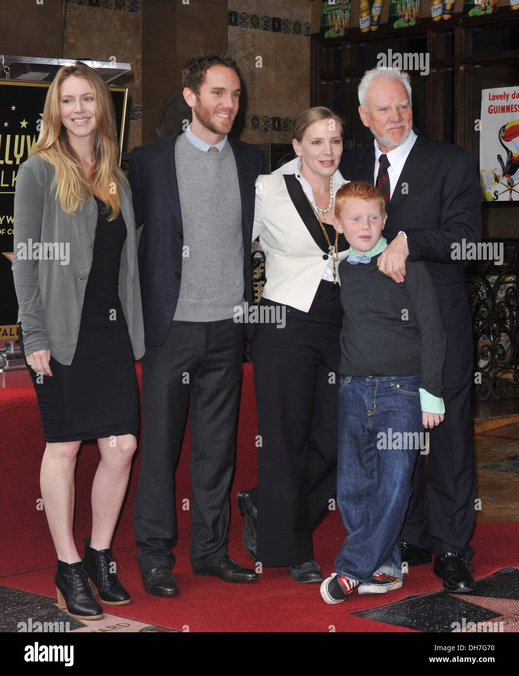 Malcolm McDowell mit seiner Familie Hollywood Walk of Fame ehrt Malcolm McDowell am Hollywood Boulevard Los Angeles Kalifornien- Stockfoto