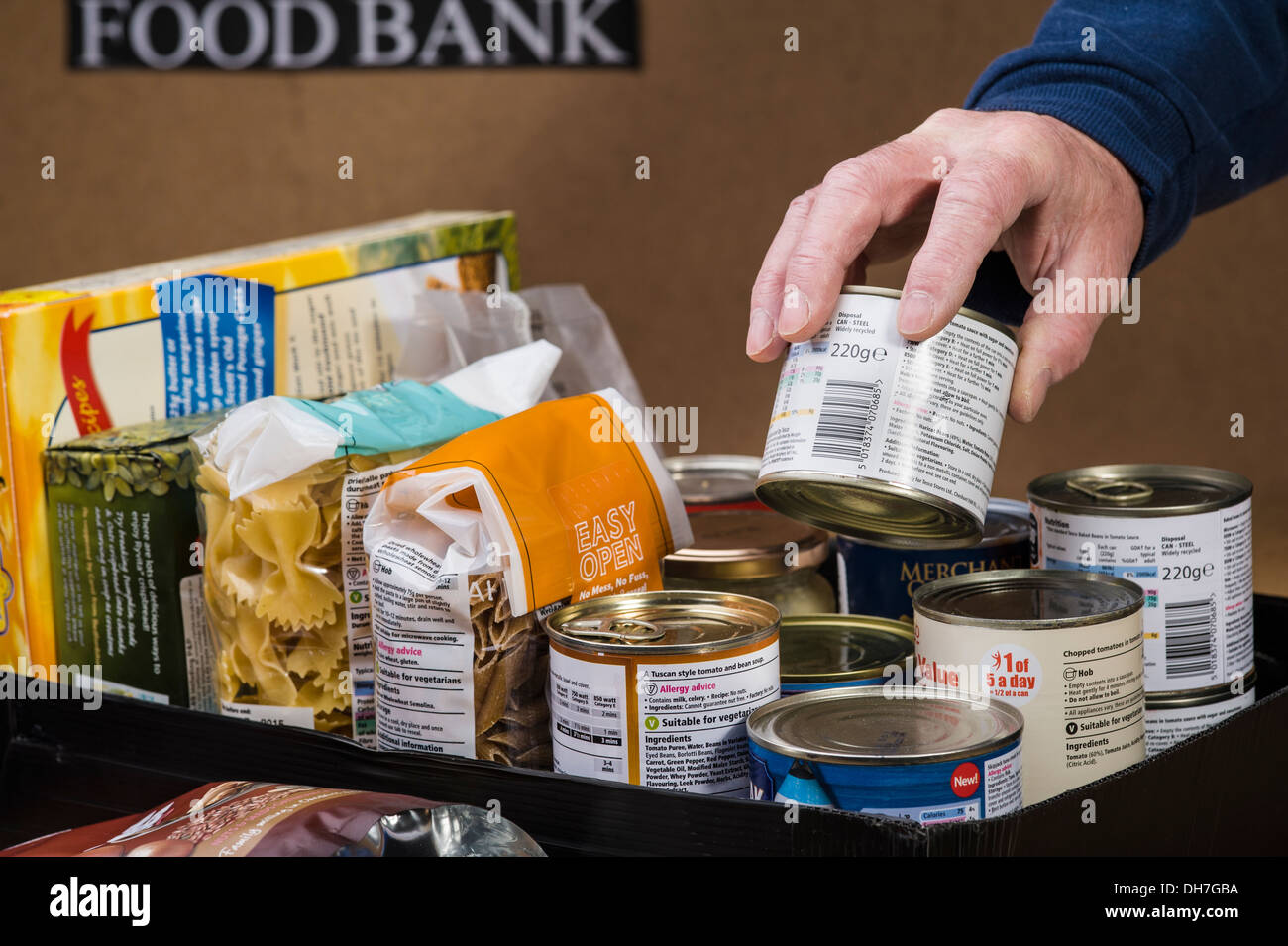 Vorbereitung einer Lebensmittel-Box an einem Food Bank. Stockfoto