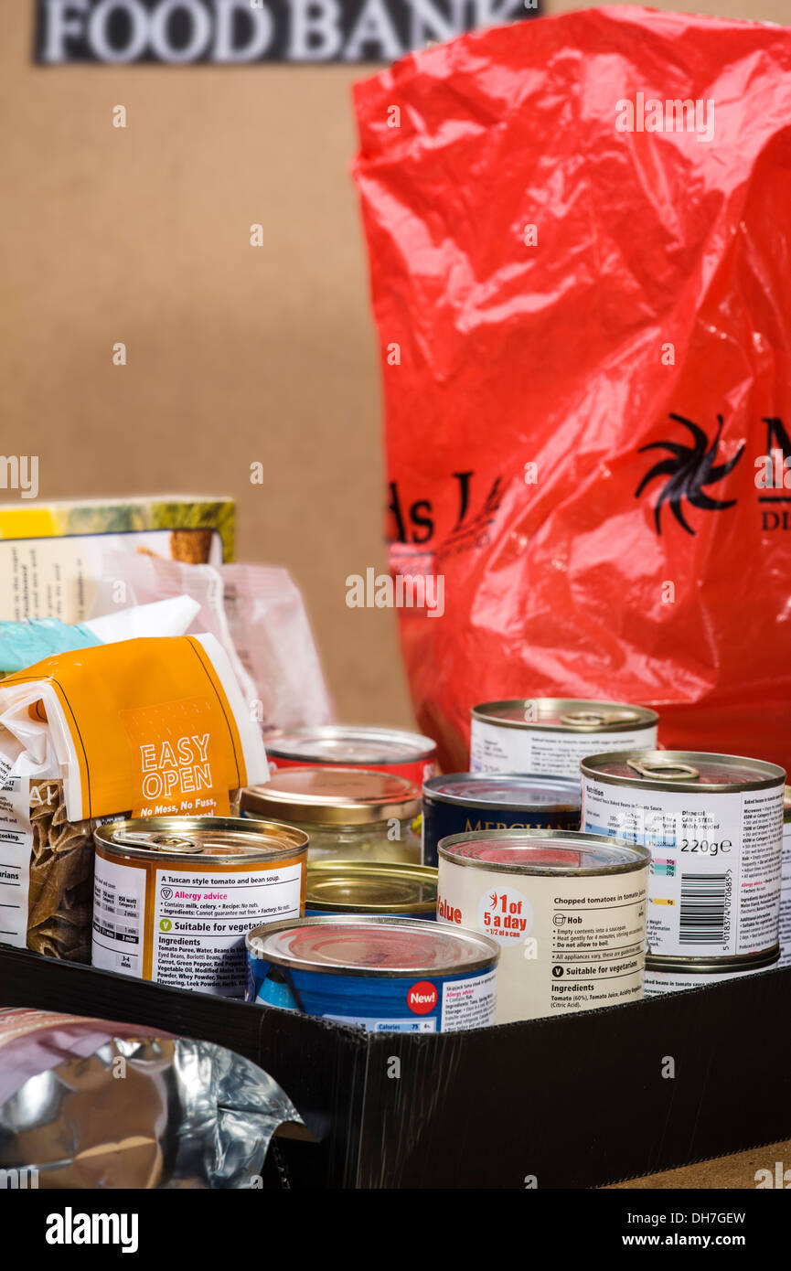 Box mit wesentlichen Lebensmittel bereit, ausgehändigt werden. Food Bank Charity-Spende. Stockfoto
