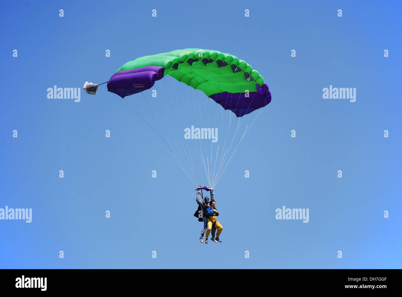 Fallschirmspringer gepaart unter einem Fallschirm in den blauen Himmel Stockfoto