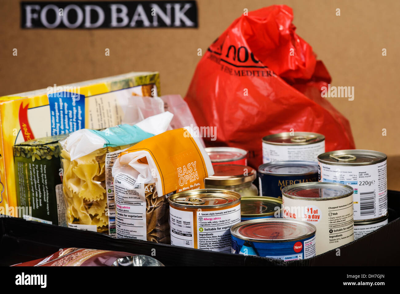 Box mit wesentlichen Lebensmittel bereit, ausgehändigt werden. Food Bank Charity-Spende. Stockfoto