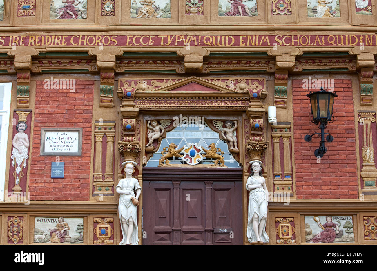 geschnitzte Figuren, alte Lateinschule verziert mit Schnitzereien, 17. Jahrhundert, Alfeld, Leine, Niedersachsen, Deutschland, Europa, Stockfoto