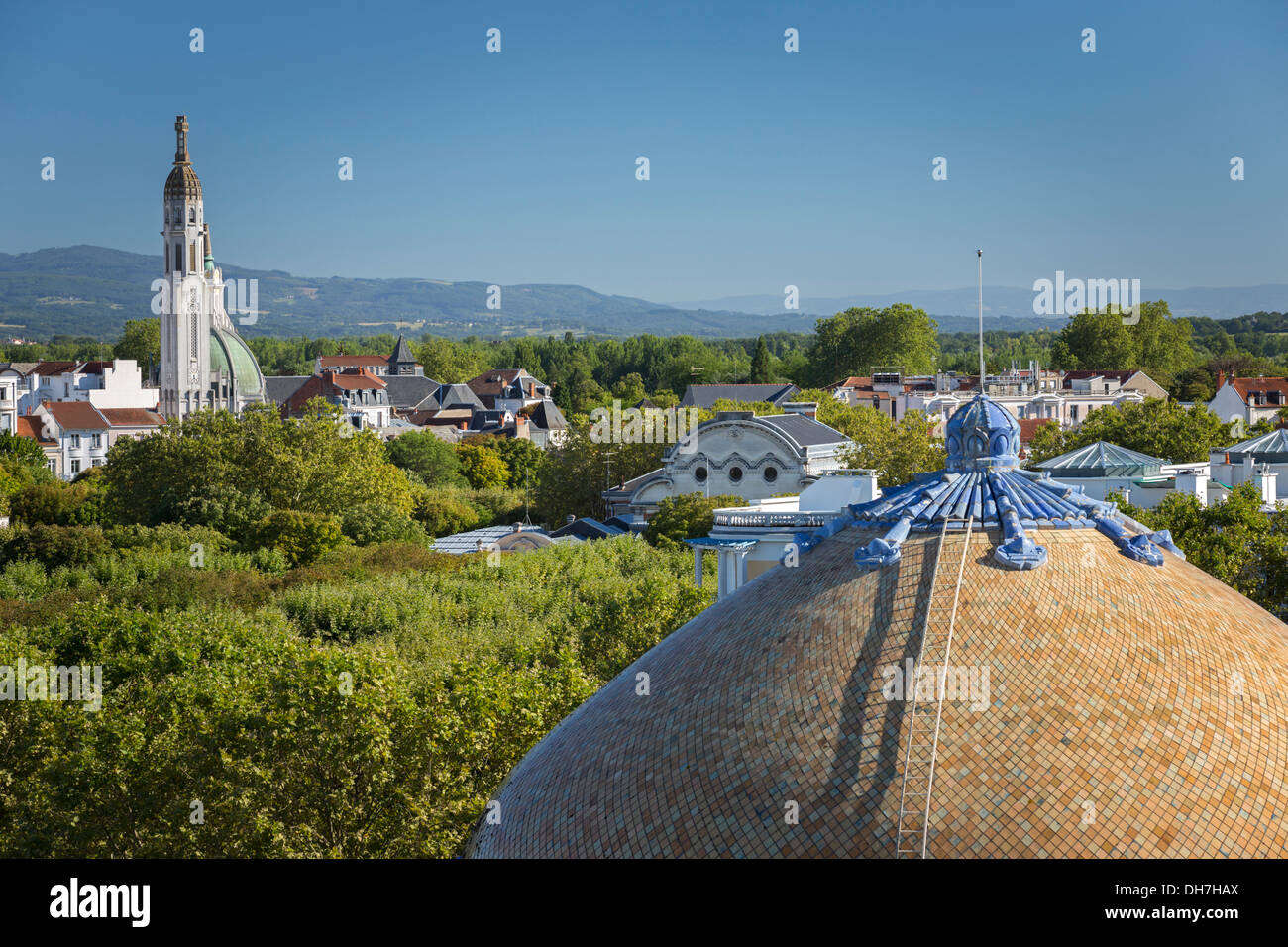 In Vichy Kuppel die Wasser-Kur-Einrichtung mit dem Park der Quellen und unserer lieben Frau von den Übeln Kirche links im Hintergrund. Stockfoto