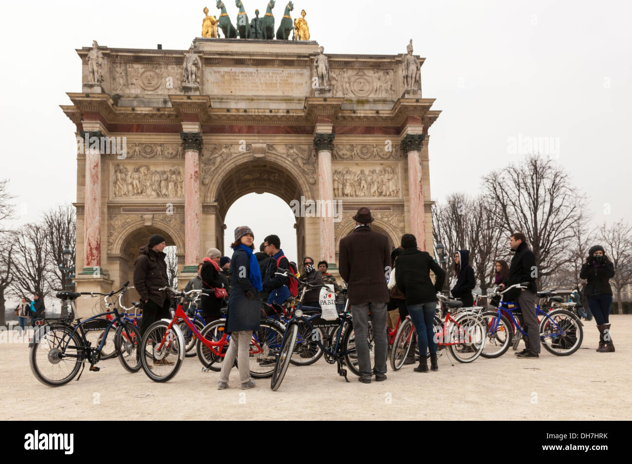 Radtour in Halt an der Arc de Triomphe du Carrousel, Paris, Frankreich Stockfoto