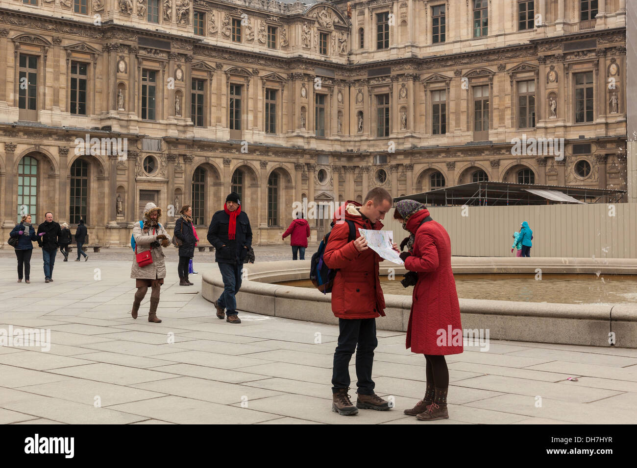 Touristen, Kartenlesen im Louvre, Paris, Frankreich Stockfoto