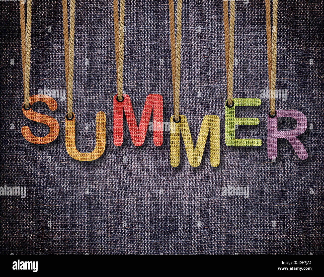 Sommer-Buchstaben hängen Zeichenfolgen mit blauen Sackleinen Hintergrund. Stockfoto