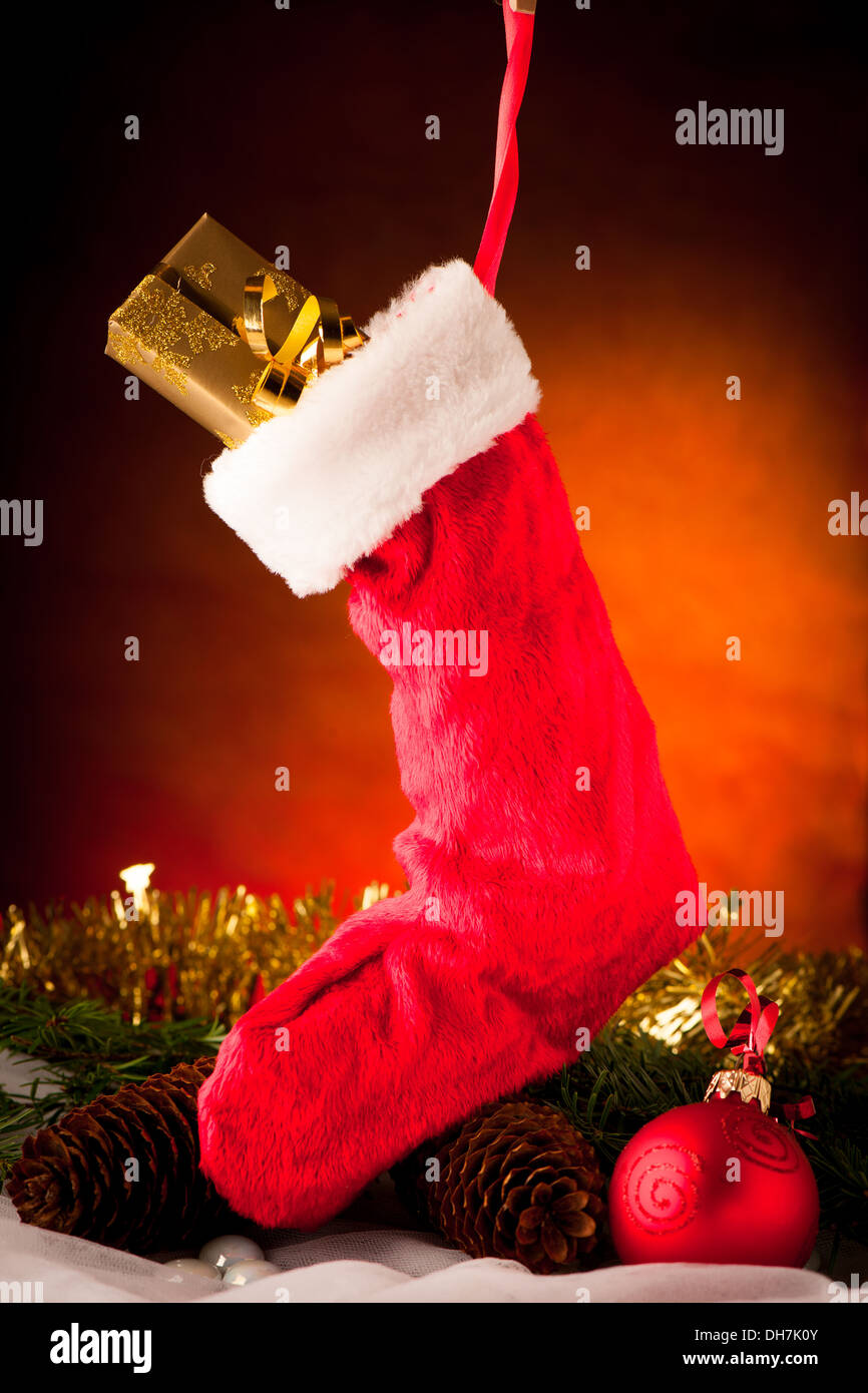 Weihnachtssocke schwebt über Oenament Anordnung Stockfoto