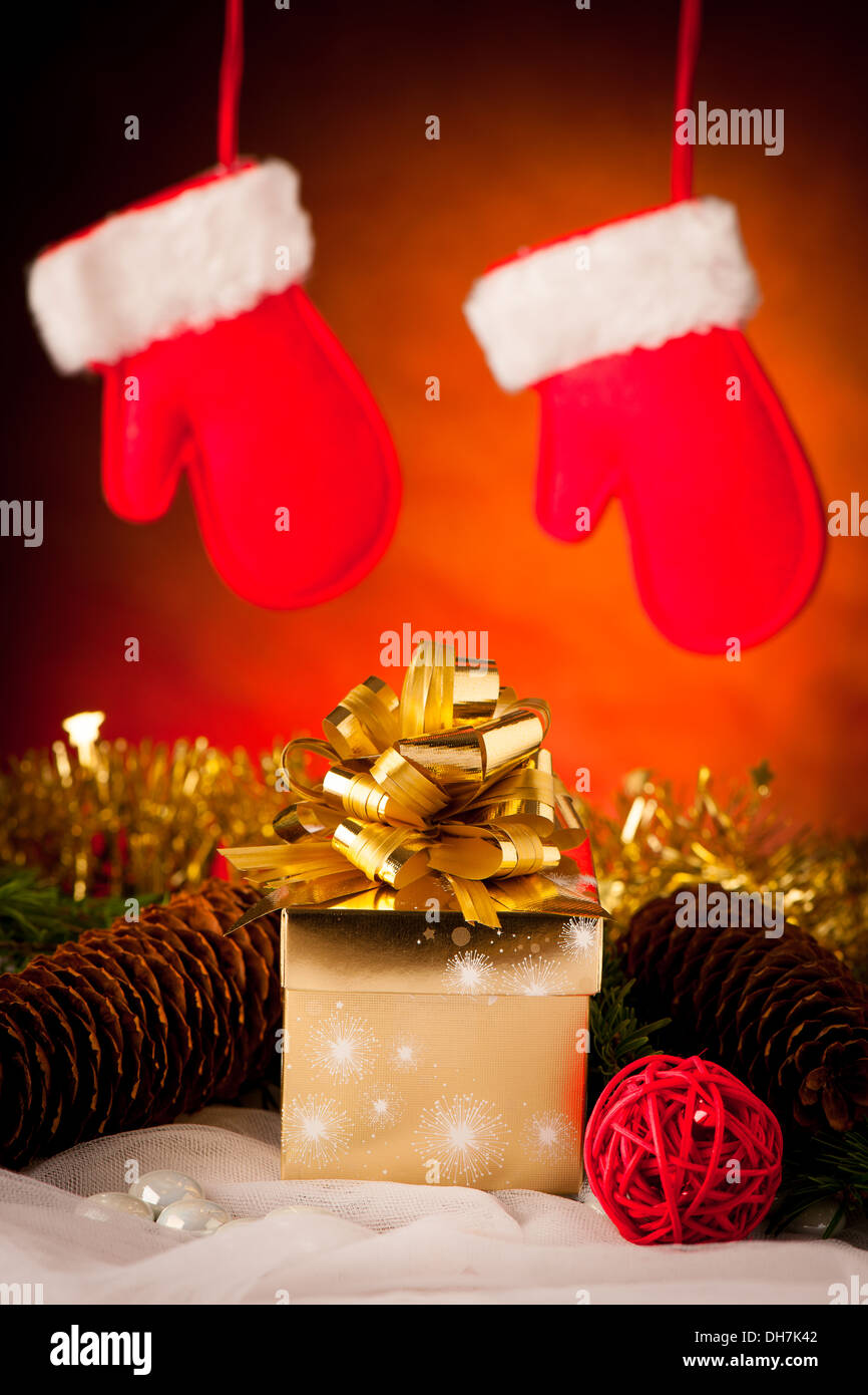 Weihnachtsgeschenke, angeordnet auf einem Tisch mit Fichte Zweige und Lichter Stockfoto