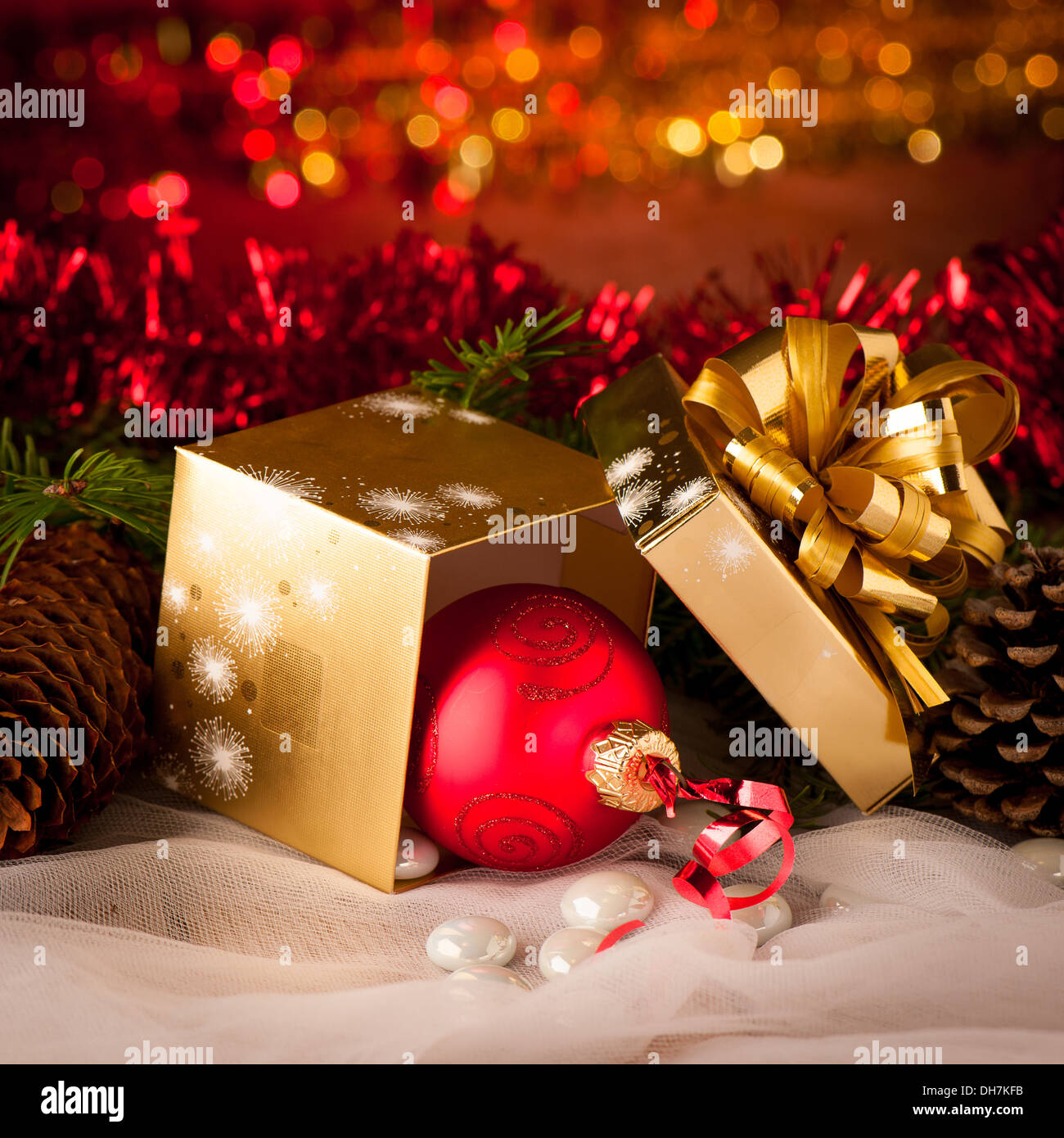 Weihnachtsgeschenke, angeordnet auf einem Tisch mit Fichte Zweige und Lichter Stockfoto