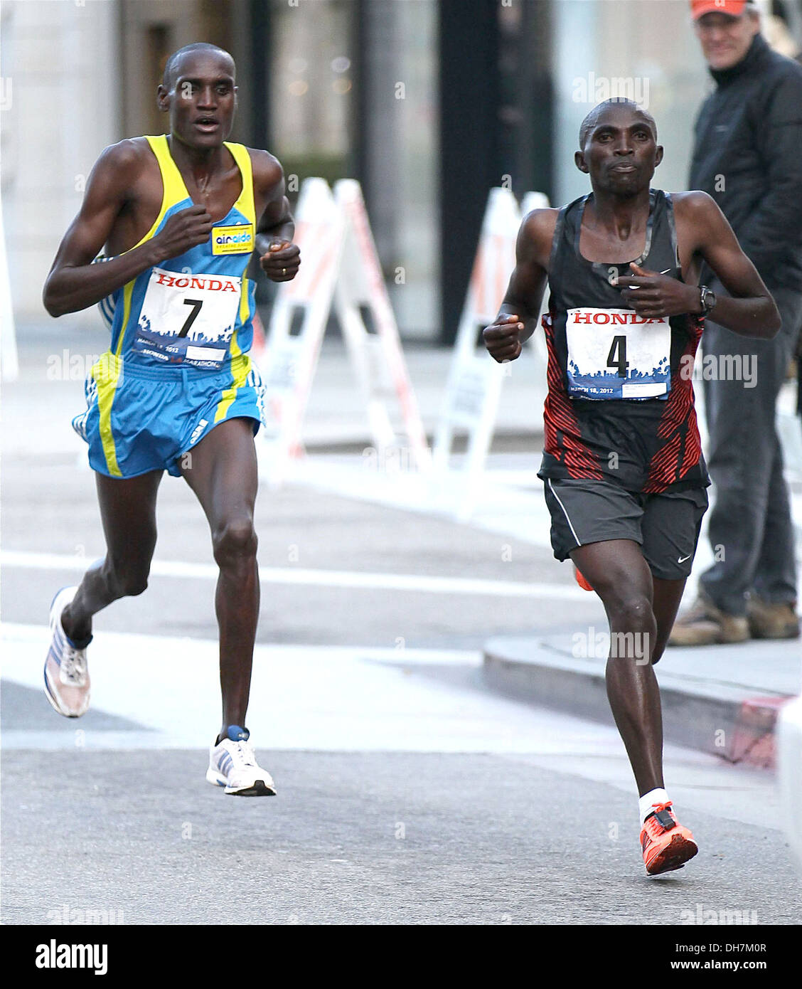 Sieger Simon Njoroge (rechts) von Kenia Entsendung einer Zeit von 02:12:12 in 26,2 Meilen Rennen 27. Honda L.A Marathon 2012 Los Angeles Stockfoto