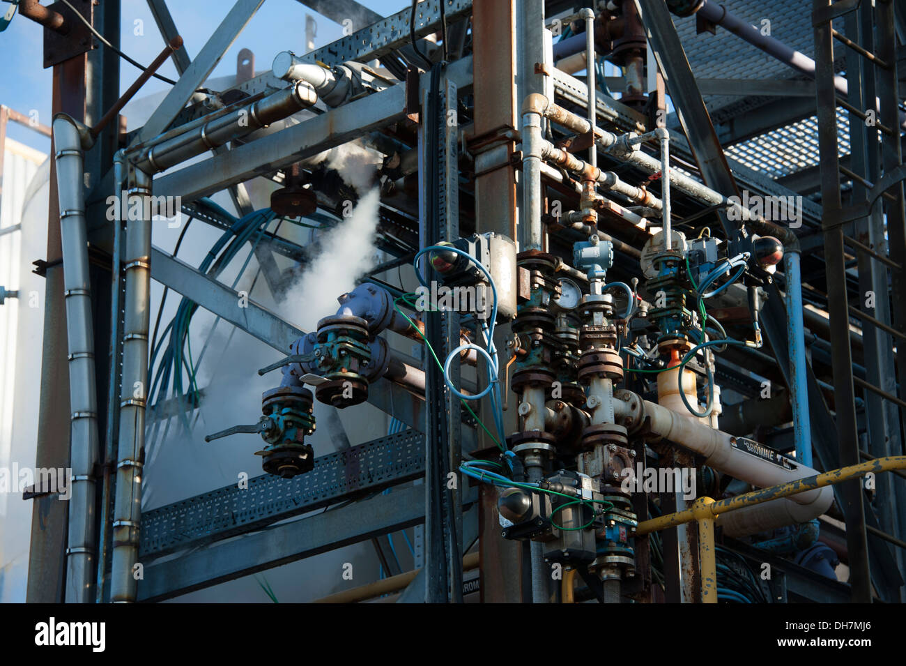 Dampf-Chemiewerk Rohrleitungen Rohrleitungen zu entkommen Stockfoto