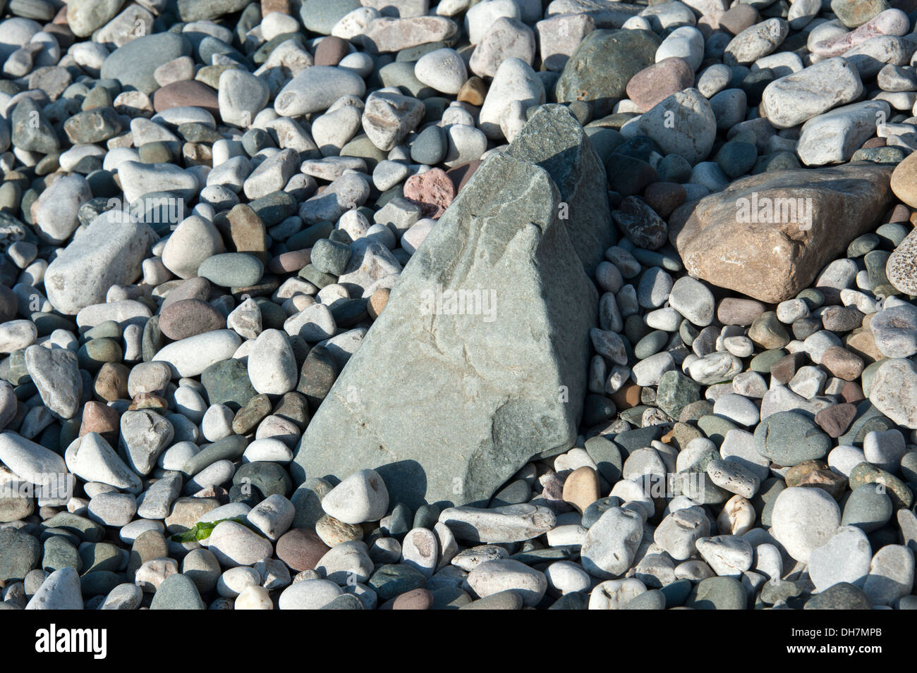 Steinen am Strand große Felsen kleiner Stein groß klein Stockfoto