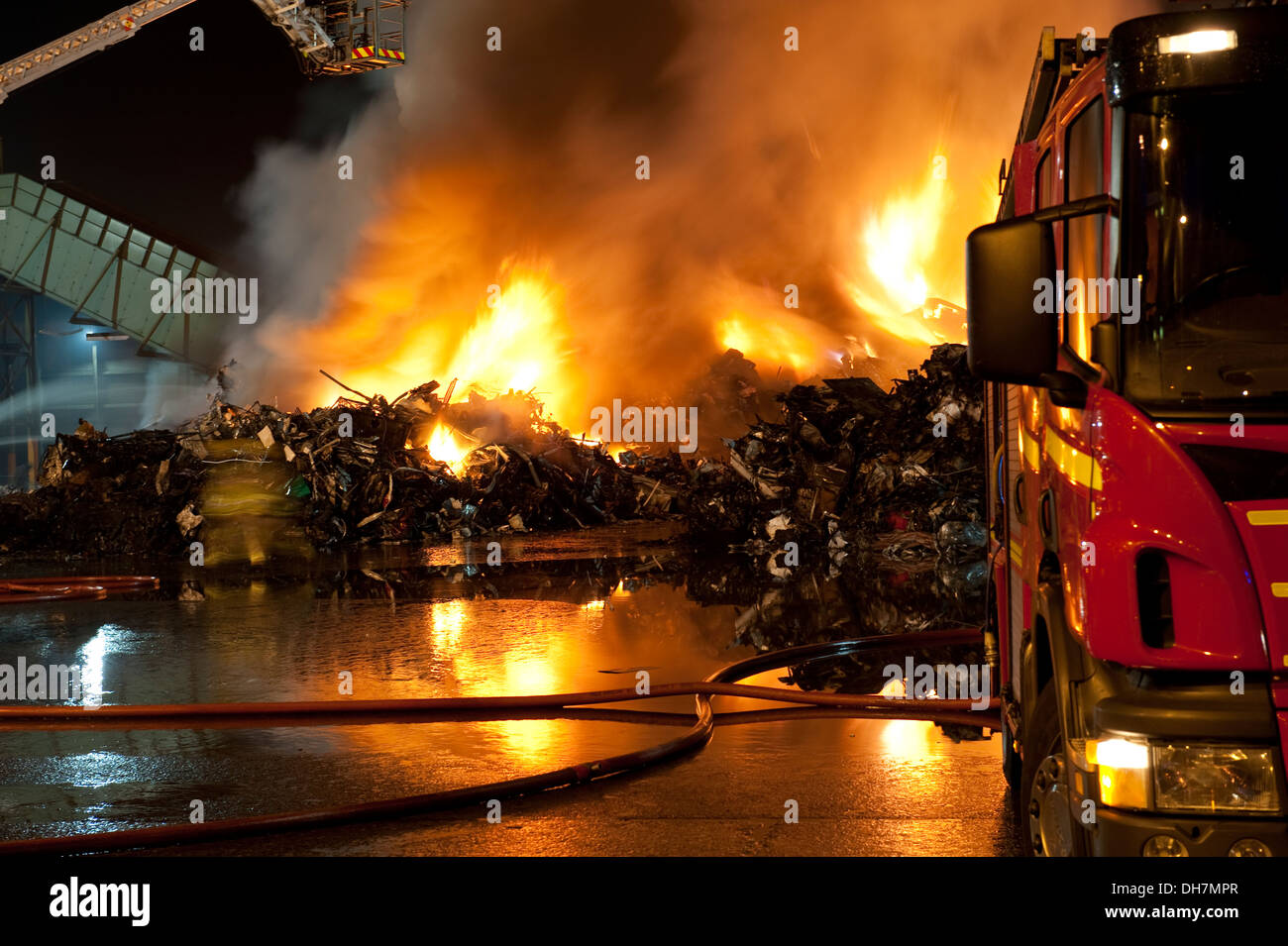 Riesige Flammen Feuer Scrapyard Nacht Motor Metallschrott Stockfoto