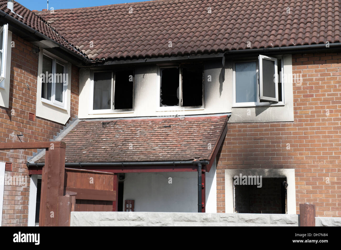 Schlafzimmerfenster Haus Feuer geschwärzt ausgebrannt Stockfoto