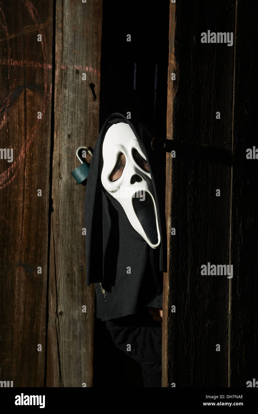 Mann In Beangstigend Schrei Maske Halt Axt Maske Der Sensenmann Weissen Geistermaske Karneval Und Schwarze Kapuze Scary Movie Film Stockfotografie Alamy