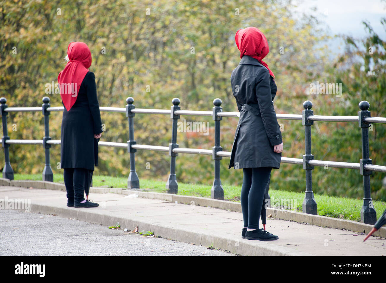 Öffentliche Kunstperformance rot Hijab Frauen Kopftuch Stockfoto