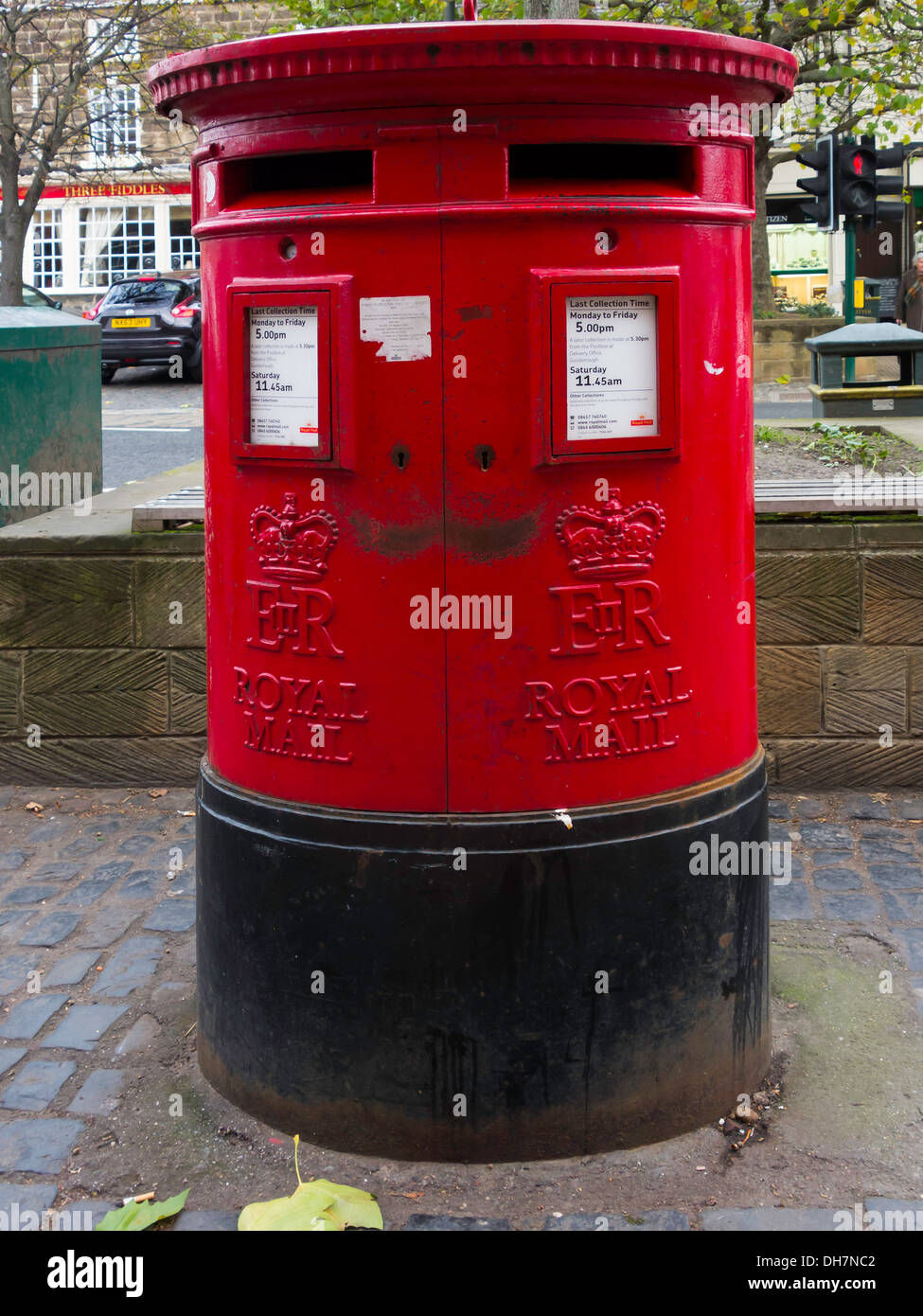 Eine traditionelle rote Doppel fronted Royal Mail Briefkasten in North Yorkshire England UK Stockfoto