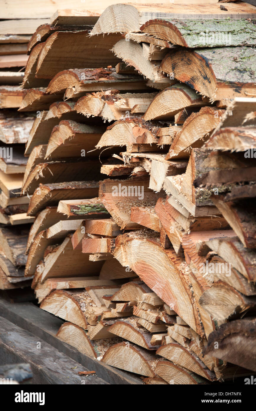 Neu gesägte Holz Baumstämme Pflanzen Sägewerk Schneiden Schneiden Stockfoto