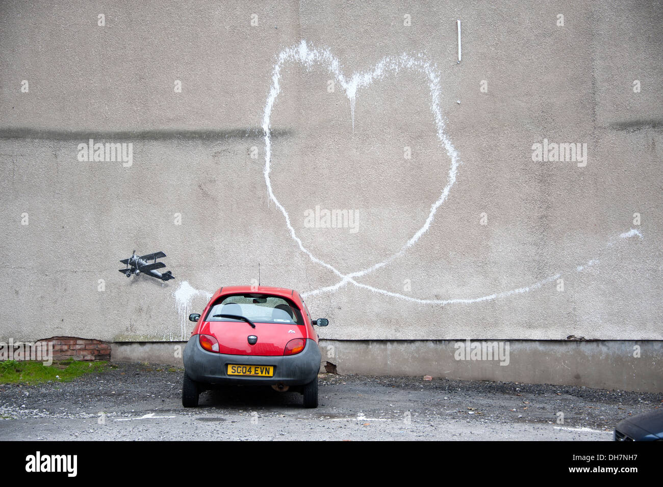 Banksy Kunst Herzensliebe Flugzeug roten Auto Stockfoto