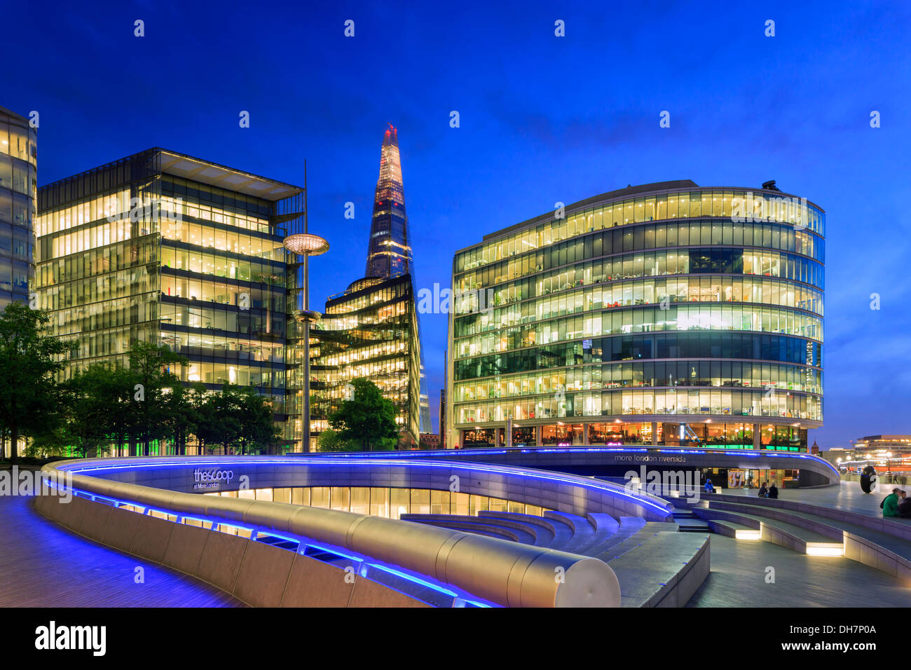 Die Scherbe und mehr London Development an der South Bank London England in der Dämmerung Stockfoto