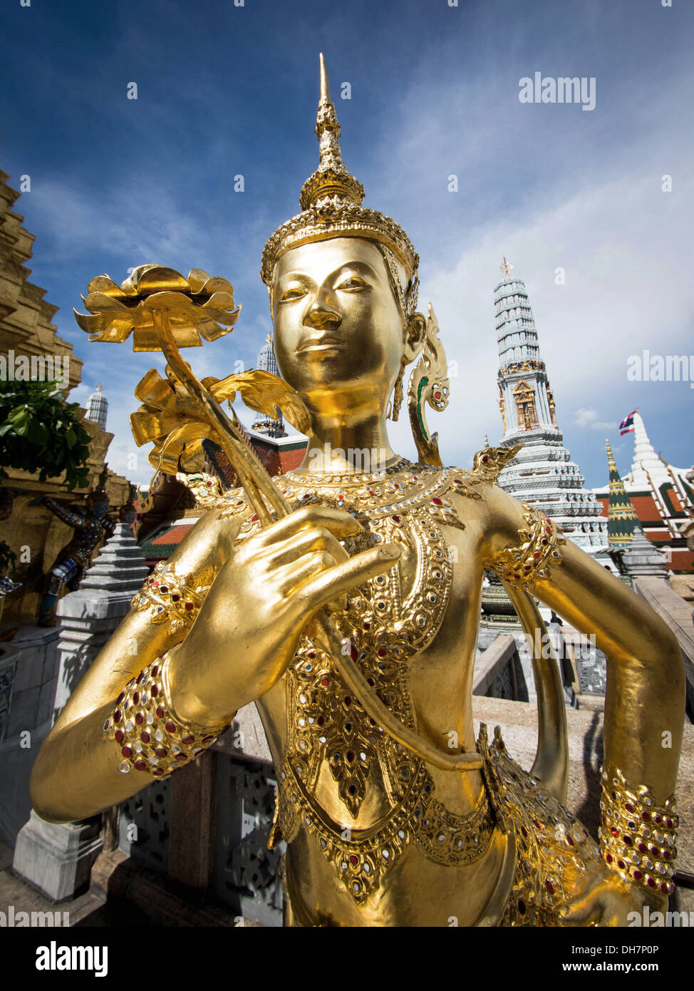 Goldene Kinnari-Statue in Bangkoks Grand Palace Komplex, Thailand. Stockfoto