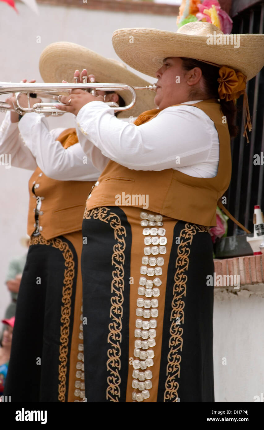 Mariachi Band weibliche Trompetenspieler, Dieciseis de Septiembre mexikanischen Unabhängigkeitstag feiern (ähnlich wie Cinco De Mayo), Old Mesilla Plaza, NM U Stockfoto