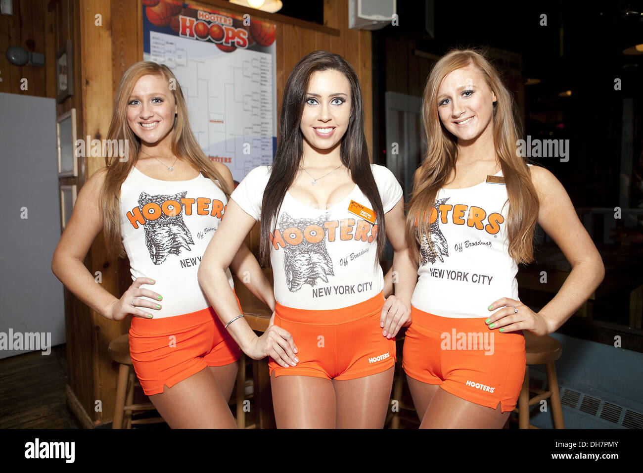 Hooters Host Zwillinge Bretagne & Whittany Braswell und Hooters Dauerkalender Girl Christina Villar Ramses Barden Hootesr Calndar Girl Stockfoto