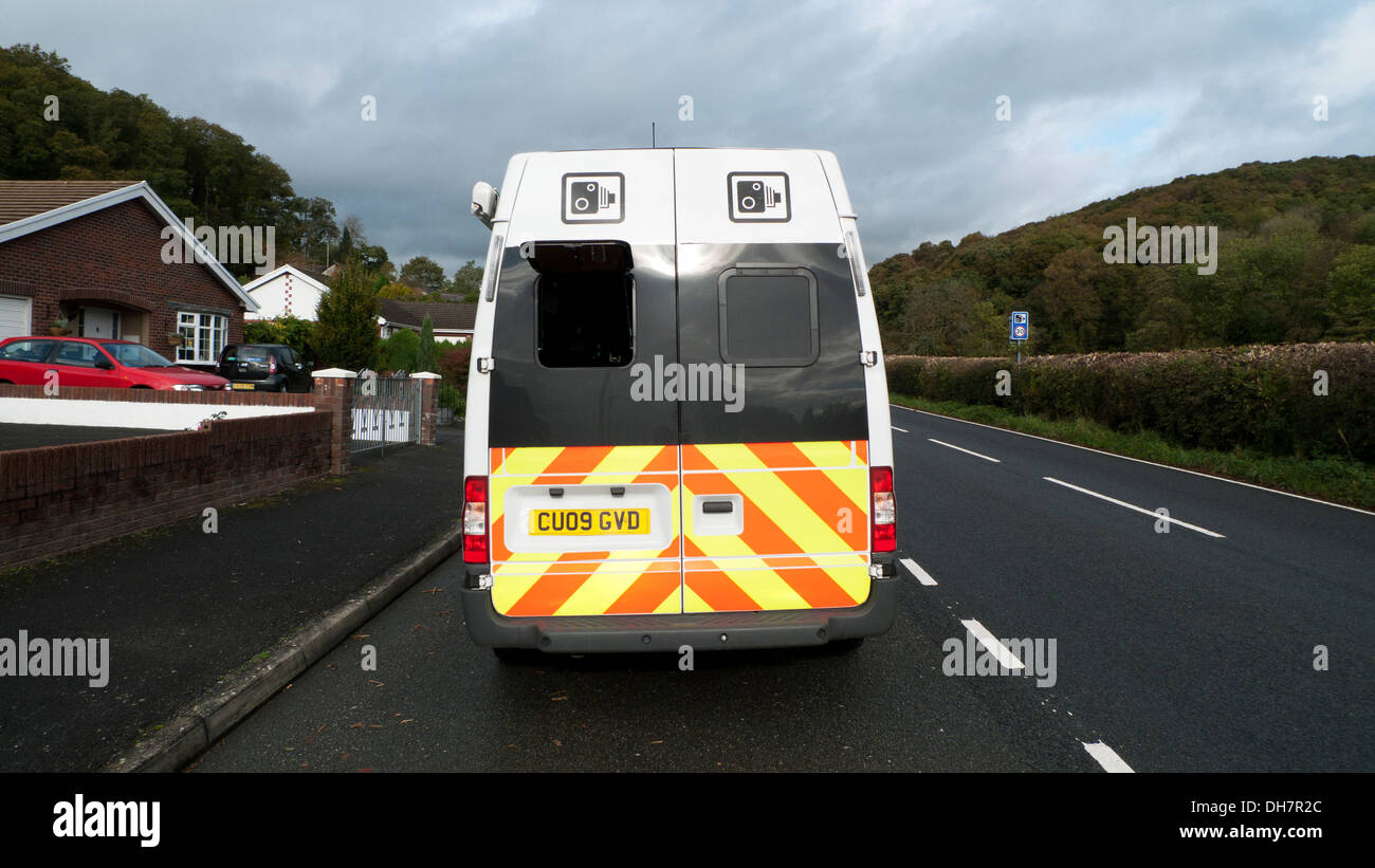 Geschwindigkeit Kamera van und Zeichen geparkt am Straßenrand in Carmarthenshire Wales UK KATHY DEWITT Stockfoto