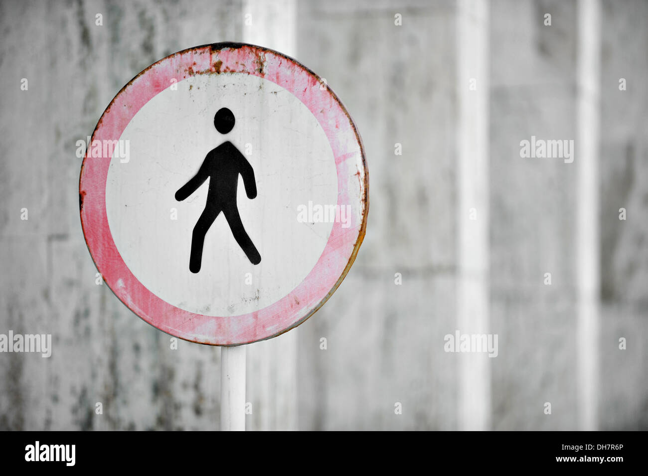 Alt und rostig Fußgänger verboten Schild Stockfoto