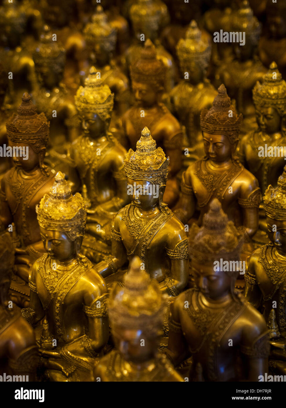 Reihen von Buddha-Statuen an buddhistischen Tempel in Chiang Mai, Thailand sitzen. Stockfoto