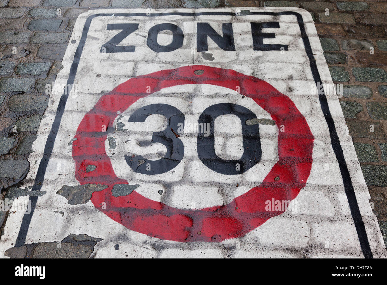 Zone 30, Drehzahl geregelten Verkehrszone, unterzeichnen auf Kopfsteinpflaster, Brüssel, Belgien Stockfoto