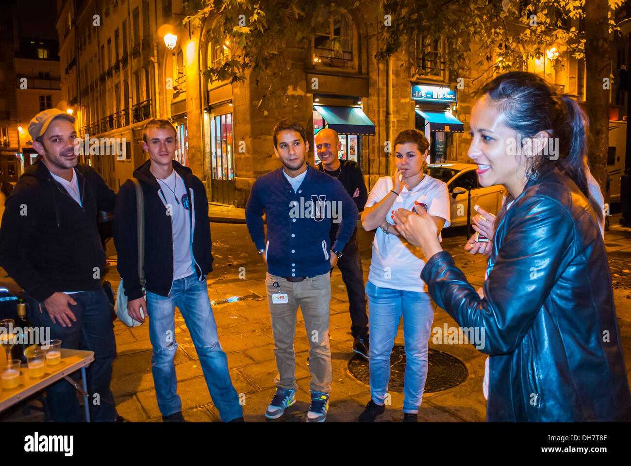 Paris, Frankreich, AIDS-Flash-Test, Präventionsprogramm in der Gegend von Marais, A.R.S. Treffen mit Militanten auf der Straße bei Nacht, Diskussion, Community HIV Health Workers, lgbt, gay le marais Stockfoto