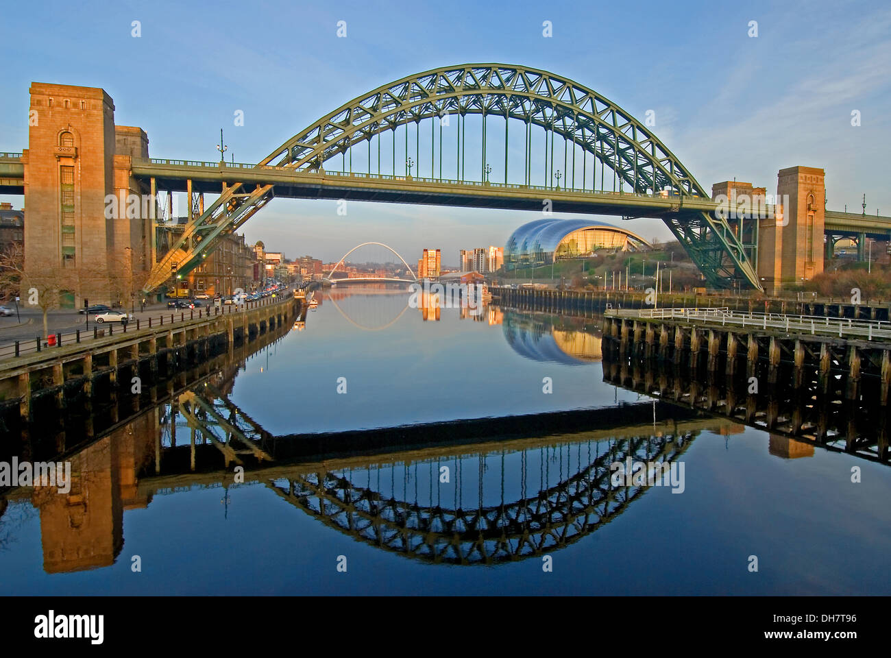 Newcastle Upon Tyne ikonischen Tyne Bridge spiegelt sich in den Fluss Tyne, mit The Sage Gateshead Millennium Bridge. Stockfoto