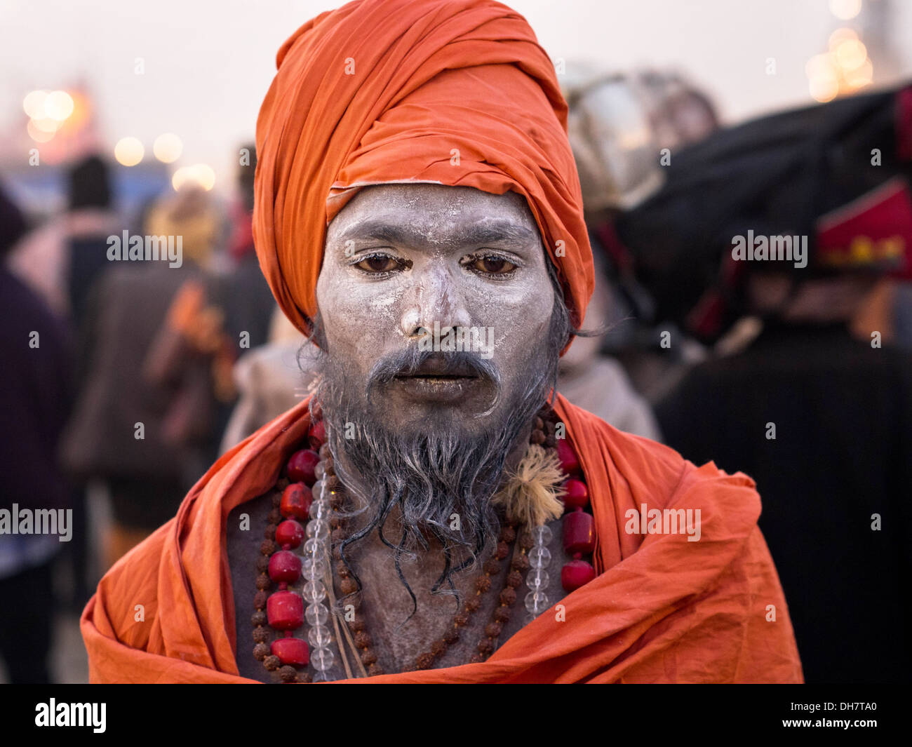 Orange gekleideten indischen Sadhu auf der Kumbh Mela 2013, der weltweit größte religiöse fest in Allahabad, Indien. Stockfoto