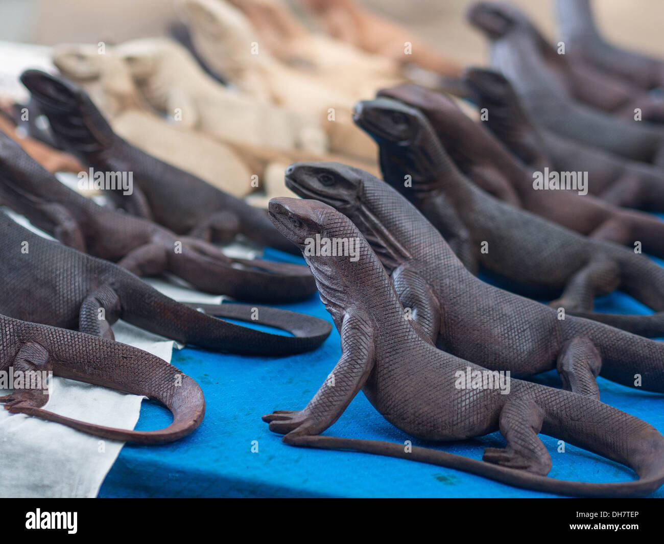 Souvenir-Komodo-Warane auf Komodo Insel, Ost-Nusa Tenggara, Indonesien zum Verkauf. Stockfoto