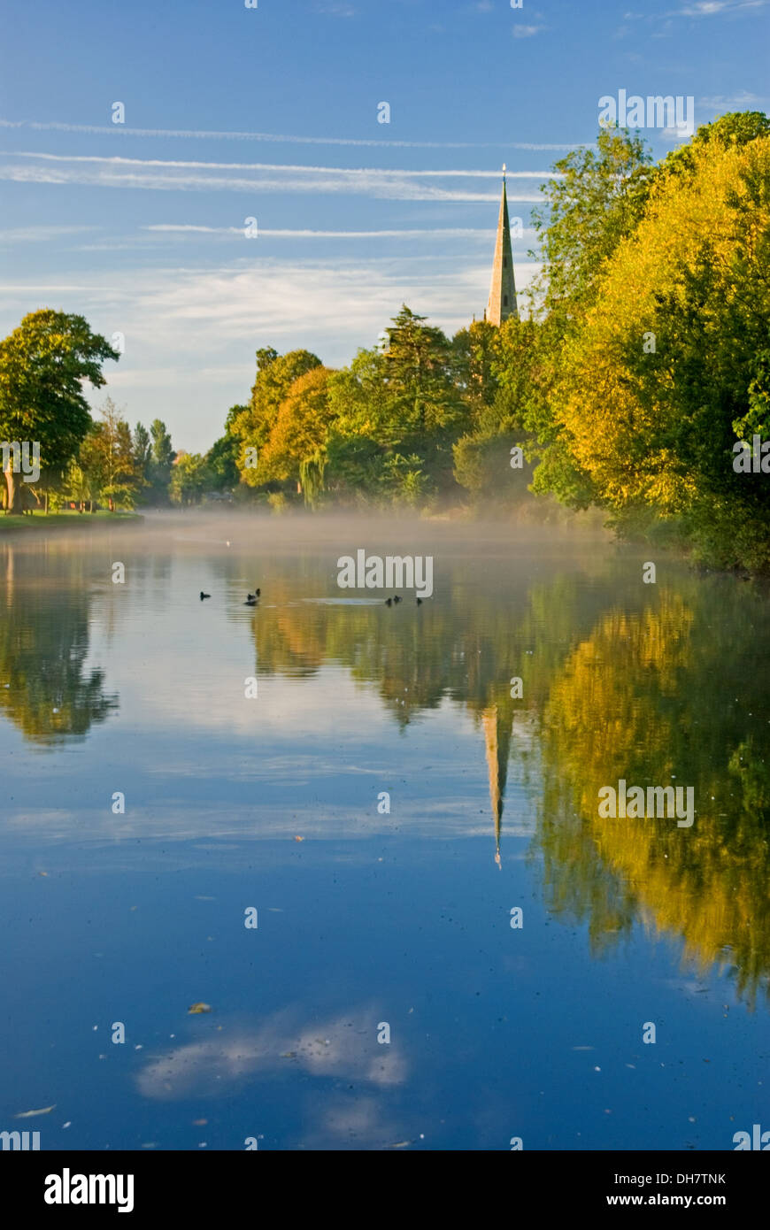 Herbstliche Spiegelungen auf dem Fluss Avon, mit Blick auf die Kirche der Heiligen Dreifaltigkeit, Begräbnisstätte von William Shakespeare aus Stratford-upon-Avon Stockfoto