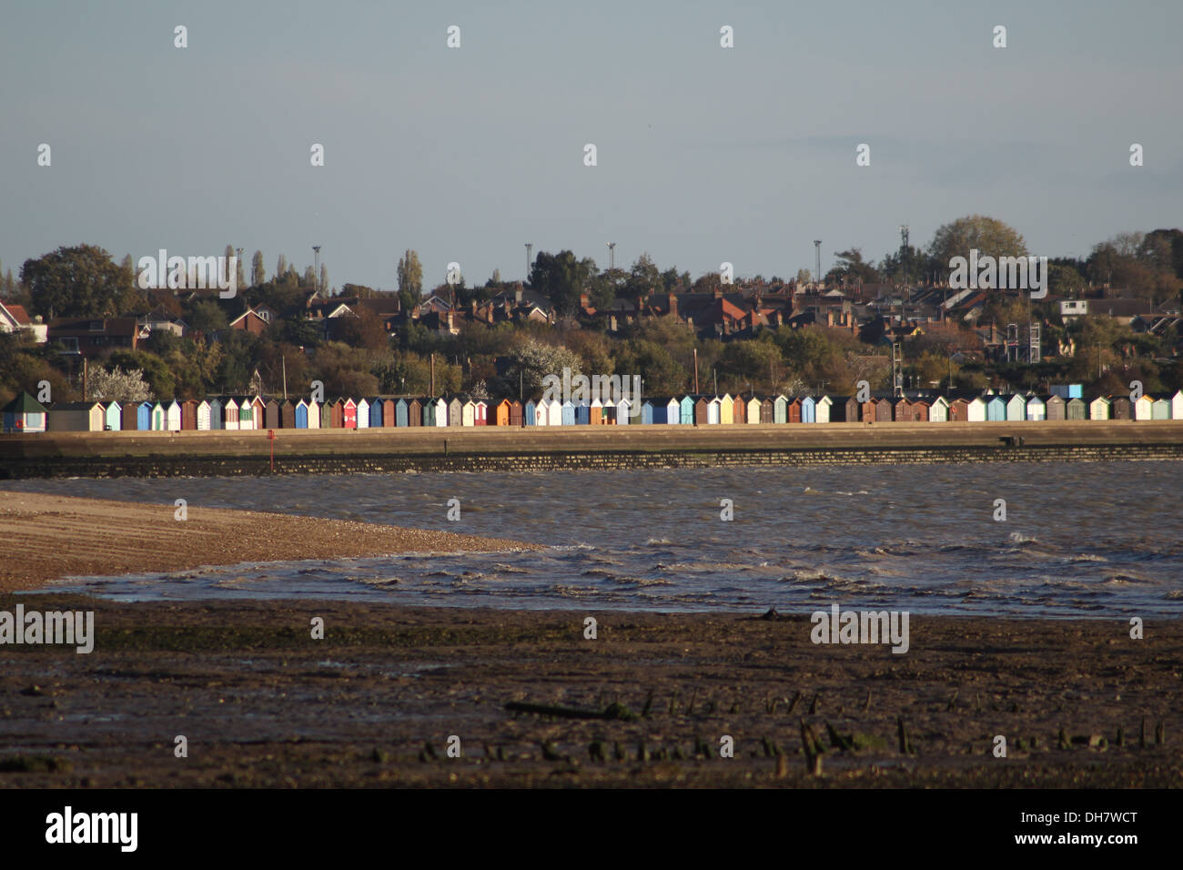 Wandern Sie entlang Cudmore Grove Beach, West Mersea, Essex. Stockfoto