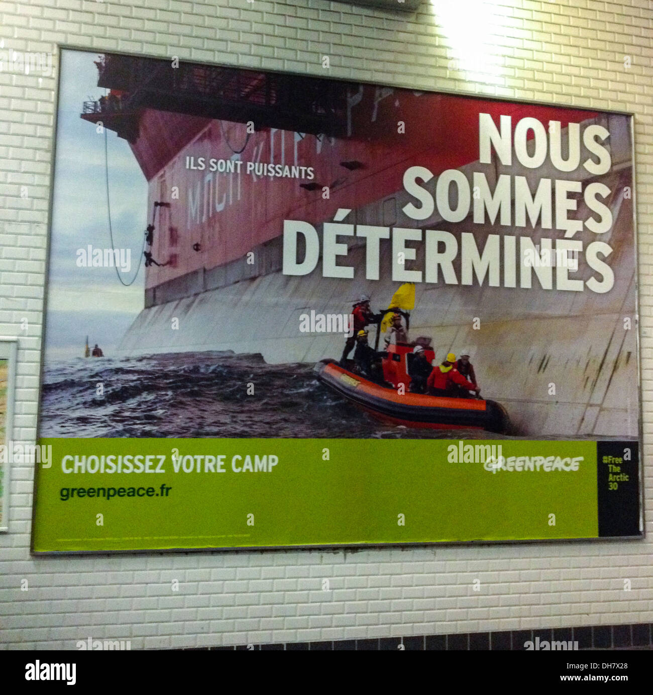 Paris Frankreich Greenpeace Werbung Franzosische Protest Poster Uber Die U Bahn U Wand Arctic 30 Kampagne Wir Sind Entschlossen Stockfotografie Alamy