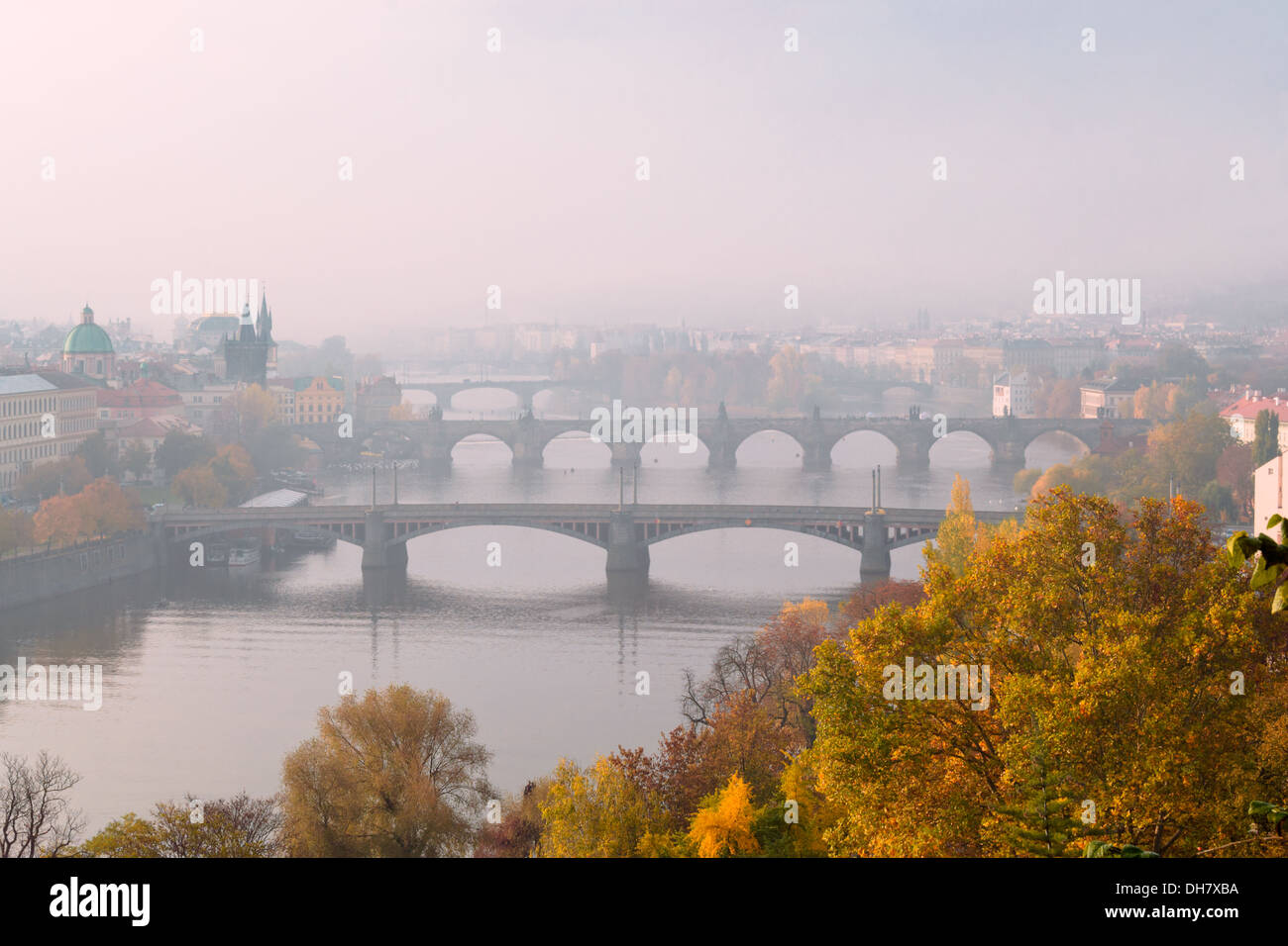 Blick auf Prag Brücken auf der Vltava River, Tschechische Republik Stockfoto