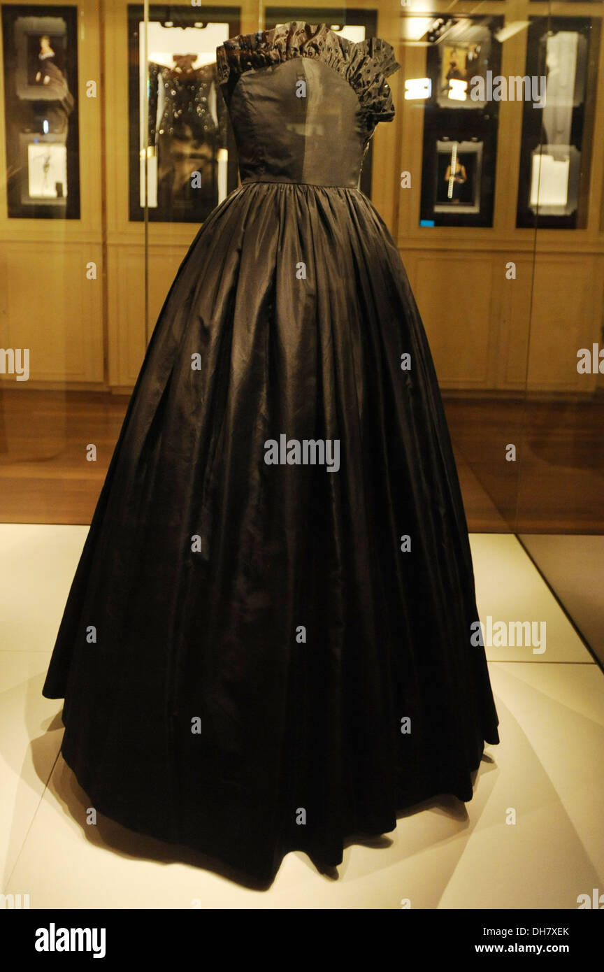 Schwarze Seide Taft Kleid von Emanuel auf Prinzessin Diana erste offizielle Verlobung im Jahr 1981 auf Goldsmith Hall Diana getragen: Einblicke Stockfoto