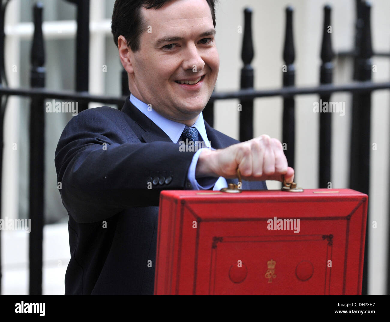 Kanzler George Osborne verlässt 11 Downing Street um Budget beim Houses of Parlament London England - 21.03.12 liefern Stockfoto