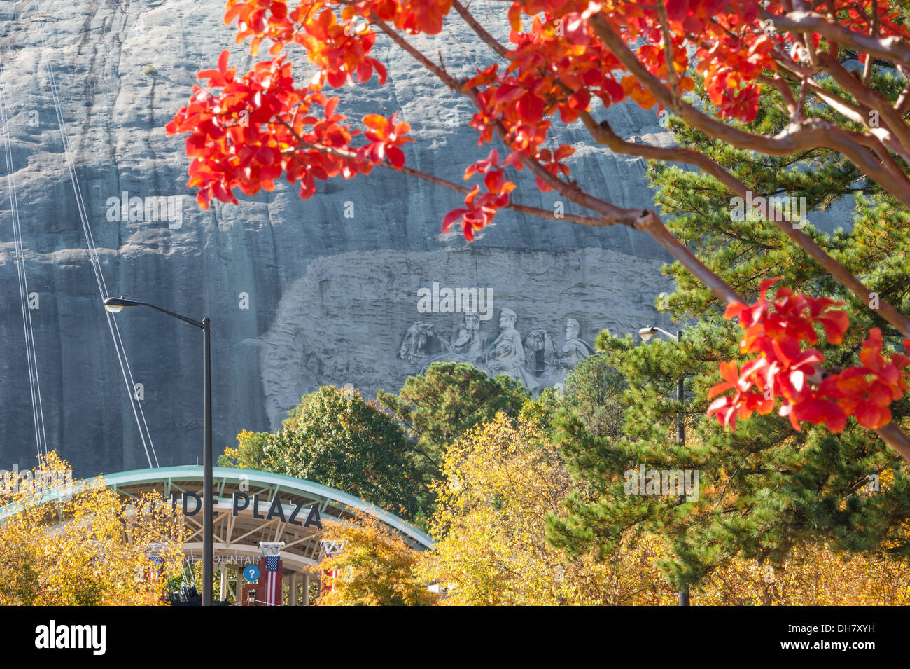 Die lebendigen Farben des Herbstes werden an einem wunderschönen Herbstmorgen im Stone Mountain Park in der Nähe von Atlanta, Georgia, voll zur Schau gestellt. (USA) Stockfoto
