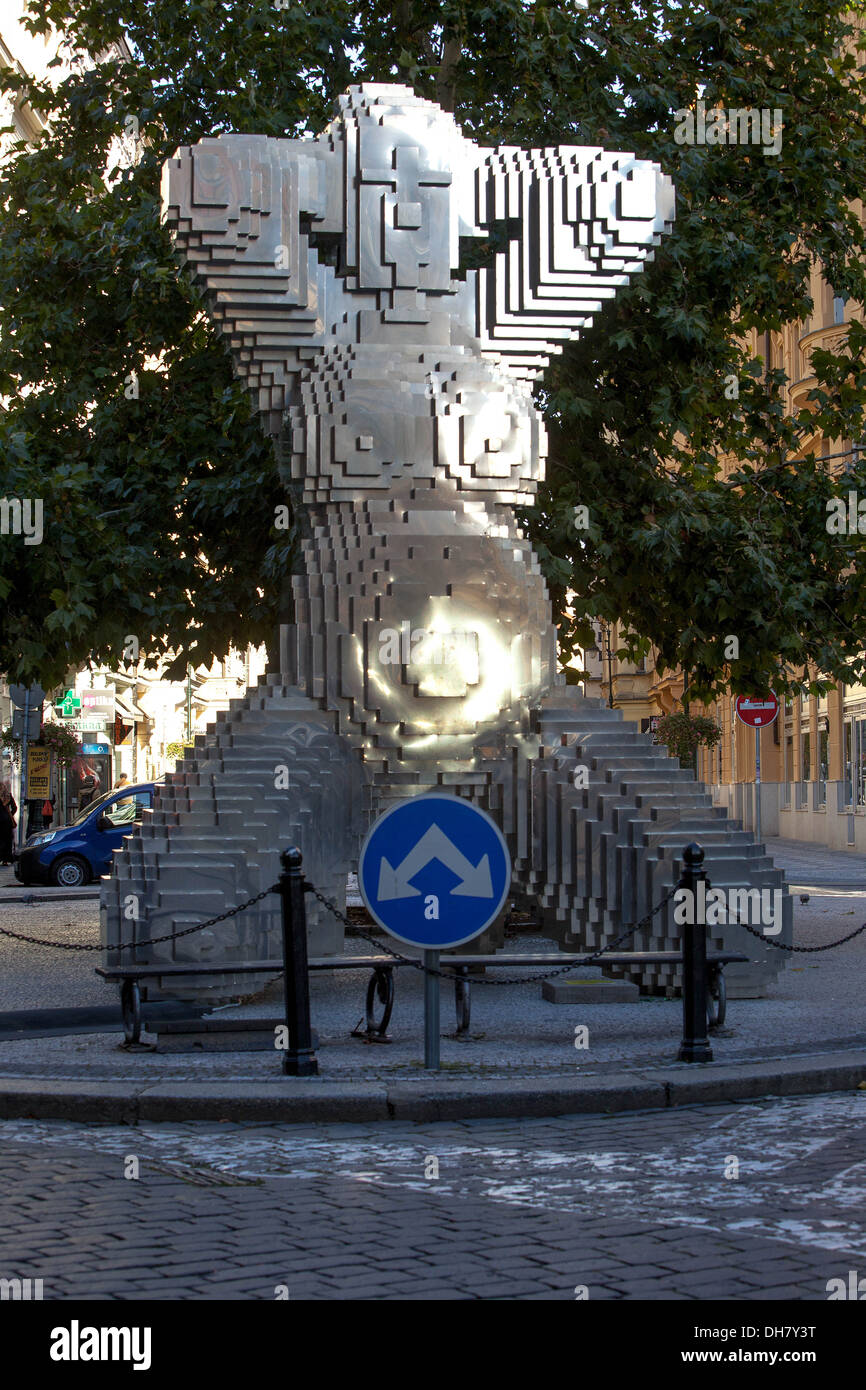 Das Objekt des Künstlers David Cerny, Dlouhá Straße, Name - in utero, Prag Street Art Tschechische Republik Europa Frau Skulptur modern Stockfoto