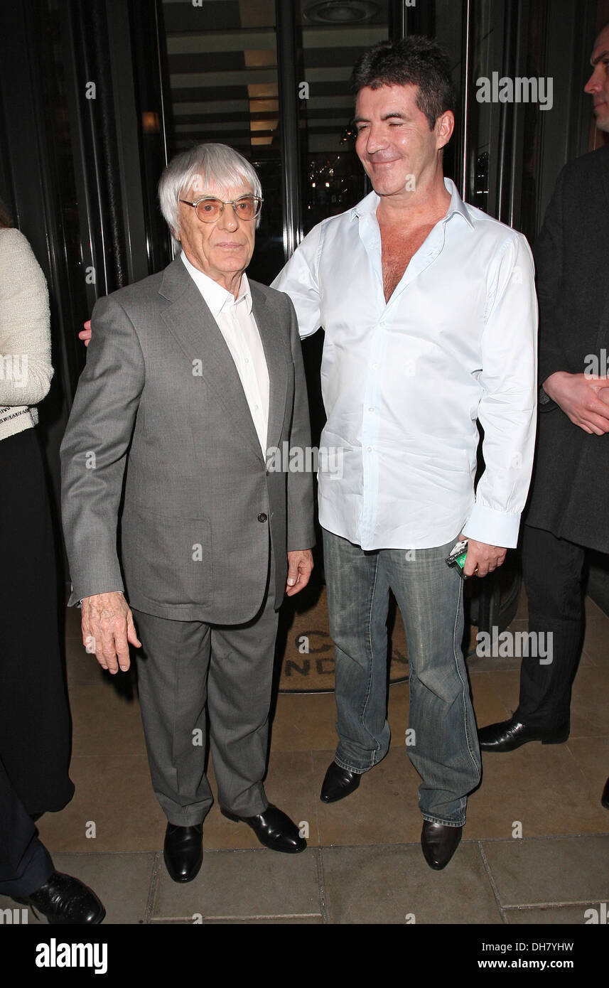 Simon Cowell und Bernie Ecclestone verlassen C London Restaurant nach dem Essen gemeinsam mit Freunden London England - 22.03.12 Stockfoto
