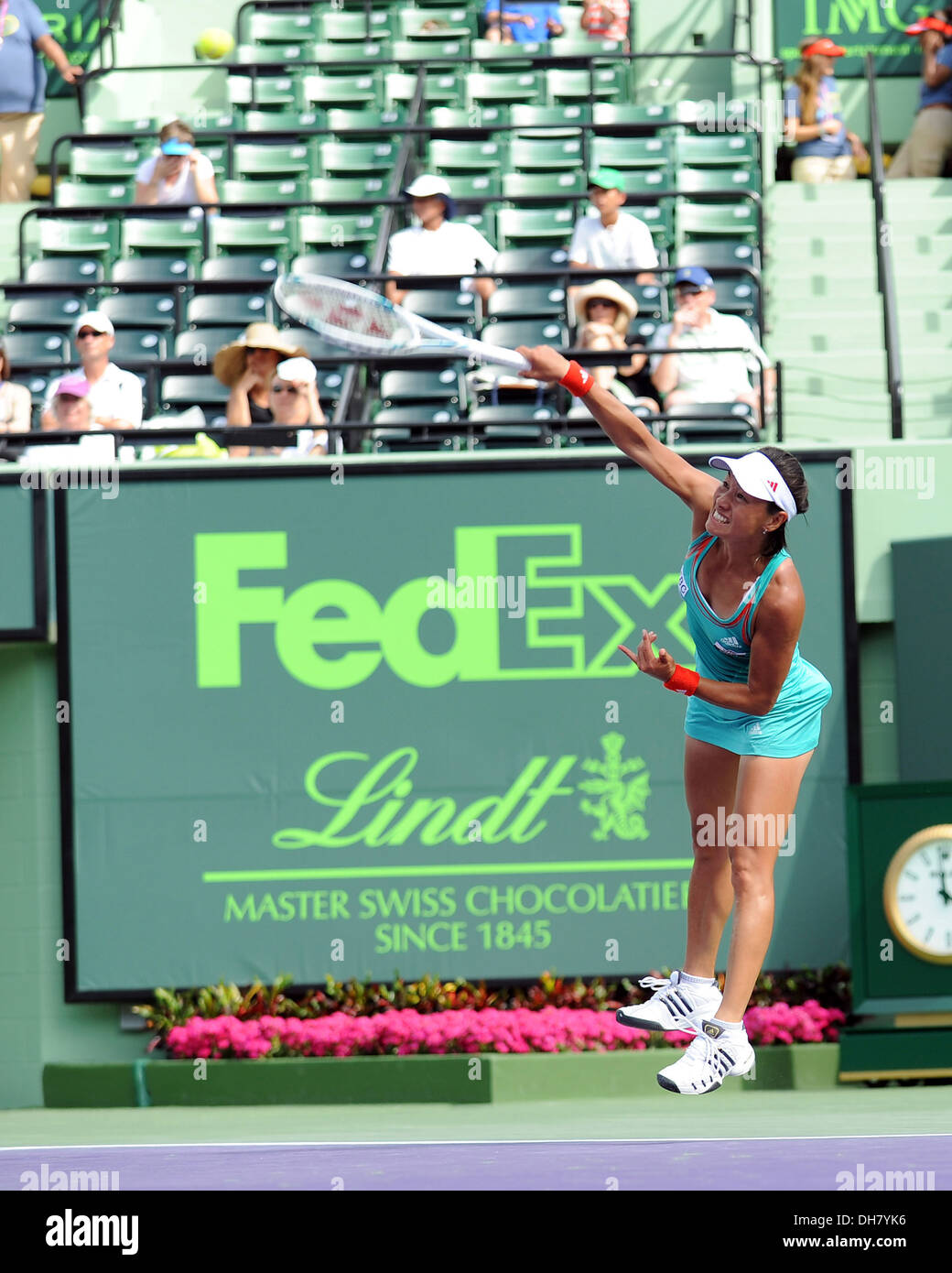 Kimiko Date Krumm in Aktion gegen Venus Williams während Sony Ericsson Open im Crandon Park Tennis Center Key Biscayne Stockfoto