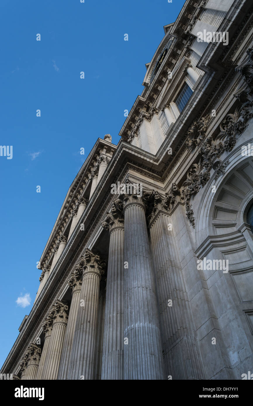 Eine Diagonale Ansicht der St Pauls Cathedral Stockfoto